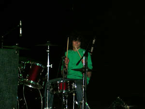 Foto di ragazzo alla batteria sul palco