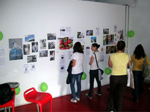 Foto con l'esposizione degli articoli e degli elaborati grafici dei ragazzi che hanno partecipato ai laboratori