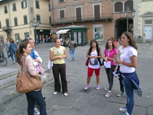 Foto con i ragazzi del laboratorio in piazza Duomo a Prato