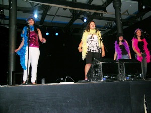 Foto delle ragazze del laboratorio sul palco durante un'esibizione