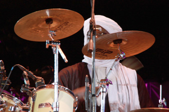 Foto di musicista africano alla batteria