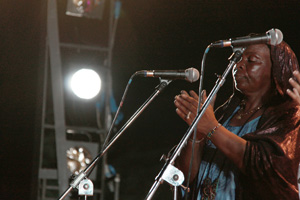 Foto di corista africana con microfono