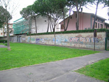 Foto della facciata del muro situata all'interno dei giardini