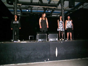 Foto delle ragazze del laboratorio sul palco per un'esibizione