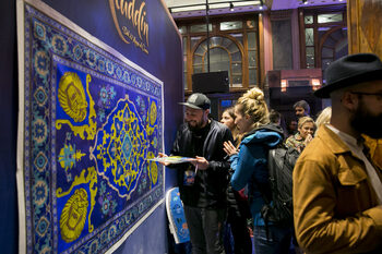 KOI stencil all'opera durante la prima del film 'Aladdin' - credits: @AliceEliss