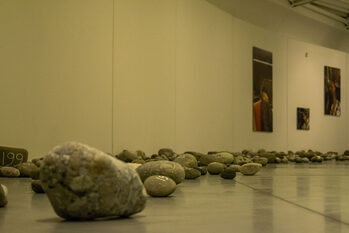 pietre del Bisenzio numerate e disposte per terra alla mostra "MARK"