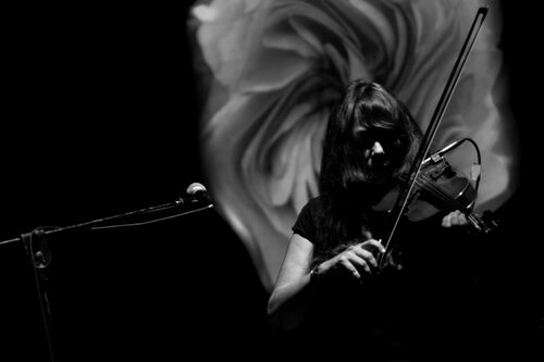 Danielle de Picciotto suona il violino durante il concerto - Credit Simone Chelucci