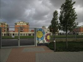 Foto di murales a colori raffigurante margerite su edificio scolastico