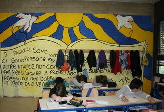Foto di murales a colori all'interno di una classe