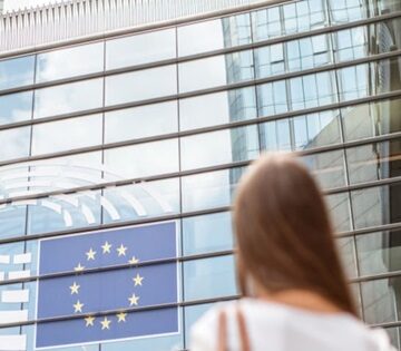 Donna di spalle davanti al Parlamento Europeo a Bruxelles