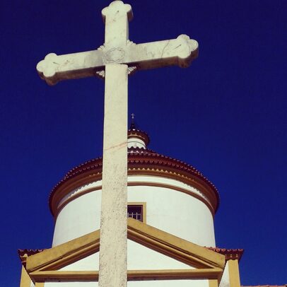 Foto con croce in primo piano tipica di Portoalegre