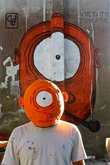 Pepe coibermuda sullo sfondo Murales ciclope arancio