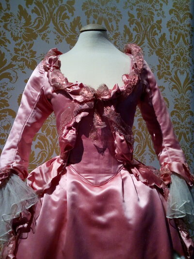 vestito rosa shocking in mostra
