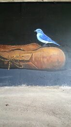 particolare dell'uccellino azzurro nel murale di via Galilei