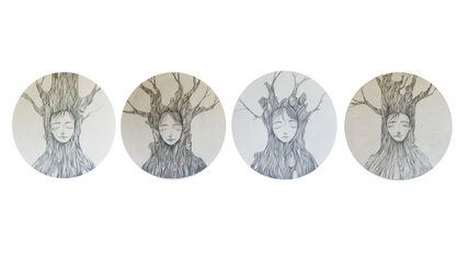 Disegno in bianco e nero con quattro cerchi in cui sono raffigurate quattro ragazze/ragazzi albero