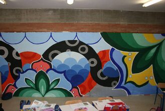 Foto di murales a colori su edificio scolastico