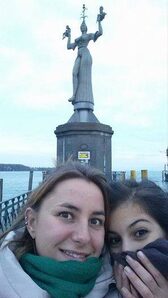 Erika Greco con un'amica nella città di Konstanz